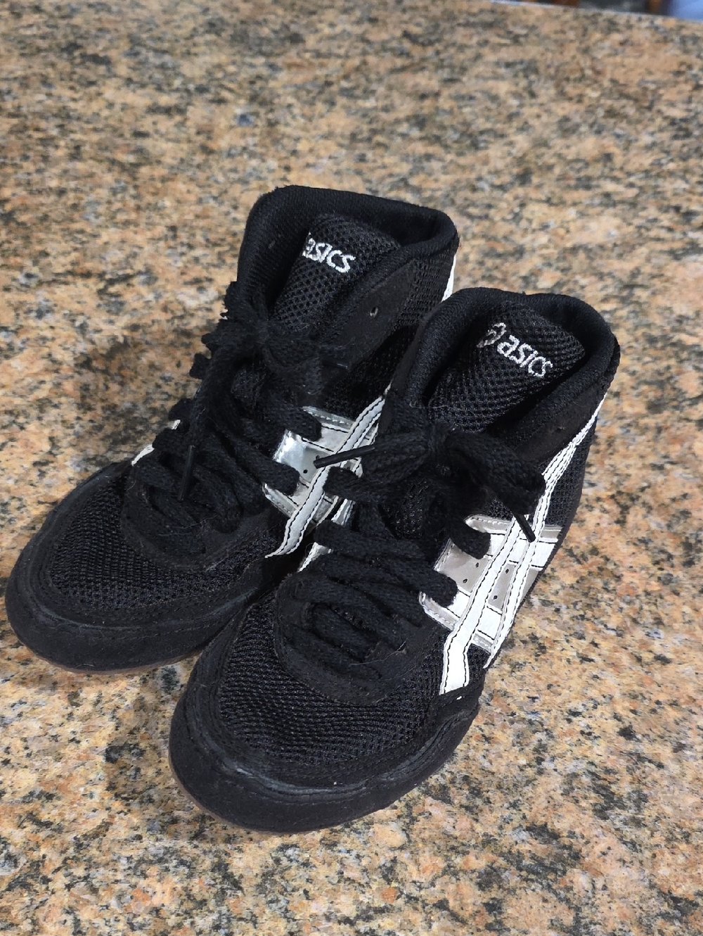 Asics Kids Black and White High-Top Wrestling Shoes Size 3Y